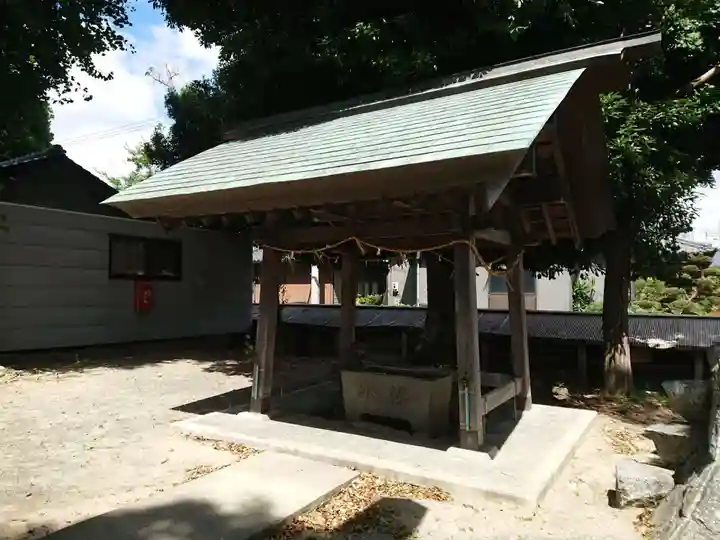 神明社の手水舎
