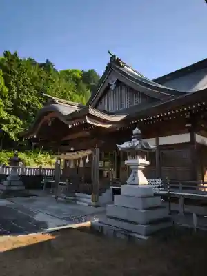 粟井神社の{uncategorized: "未分類", other: "その他", undefined: "問題あり", building: "その他建物", grave: "お墓", sacred_gate: "鳥居", guardian: "狛犬", statue: "像", buddha: "仏像", history: "歴史", nature: "自然", garden: "庭園", animal: "動物", pagoda: "塔", temizu: "手水舎", mountain_gate: "山門・神門", sanctuary: "本殿・本堂", subordinate: "末社・摂社", art: "芸術", scenery: "景色", jizo: "地蔵", ema: "絵馬", goshuin: "御朱印", omikuji: "おみくじ", items: "授与品その他", amulet: "お守り", goshuincho: "御朱印帳", eats: "食事", festival: "お祭り", votive_dance: "神楽", shichigosan: "七五三参", wedding: "結婚式", experience: "体験その他", initially: "初詣", around: "周辺", anti_infection: "感染症対策"}