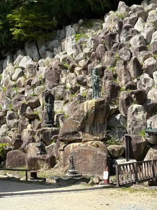 観音正寺の{uncategorized: "未分類", other: "その他", undefined: "問題あり", building: "その他建物", grave: "お墓", sacred_gate: "鳥居", guardian: "狛犬", statue: "像", buddha: "仏像", history: "歴史", nature: "自然", garden: "庭園", animal: "動物", pagoda: "塔", temizu: "手水舎", mountain_gate: "山門・神門", sanctuary: "本殿・本堂", subordinate: "末社・摂社", art: "芸術", scenery: "景色", jizo: "地蔵", ema: "絵馬", goshuin: "御朱印", omikuji: "おみくじ", items: "授与品その他", amulet: "お守り", goshuincho: "御朱印帳", eats: "食事", festival: "お祭り", votive_dance: "神楽", shichigosan: "七五三参", wedding: "結婚式", experience: "体験その他", initially: "初詣", around: "周辺", anti_infection: "感染症対策"}