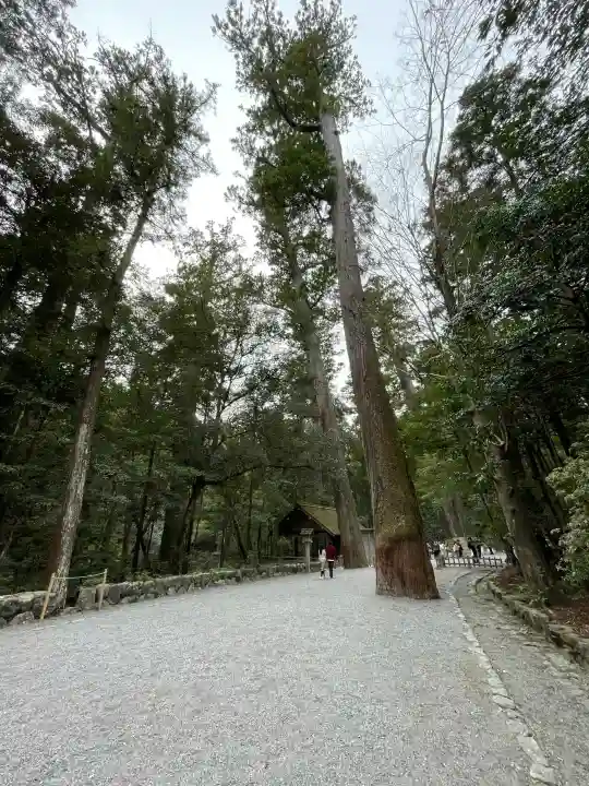 伊勢神宮内宮(皇大神宮)の{uncategorized: "未分類", other: "その他", undefined: "問題あり", building: "その他建物", grave: "お墓", sacred_gate: "鳥居", guardian: "狛犬", statue: "像", buddha: "仏像", history: "歴史", nature: "自然", garden: "庭園", animal: "動物", pagoda: "塔", temizu: "手水舎", mountain_gate: "山門・神門", sanctuary: "本殿・本堂", subordinate: "末社・摂社", art: "芸術", scenery: "景色", jizo: "地蔵", ema: "絵馬", goshuin: "御朱印", omikuji: "おみくじ", items: "授与品その他", amulet: "お守り", goshuincho: "御朱印帳", eats: "食事", festival: "お祭り", votive_dance: "神楽", shichigosan: "七五三参", wedding: "結婚式", experience: "体験その他", initially: "初詣", around: "周辺", anti_infection: "感染症対策"}