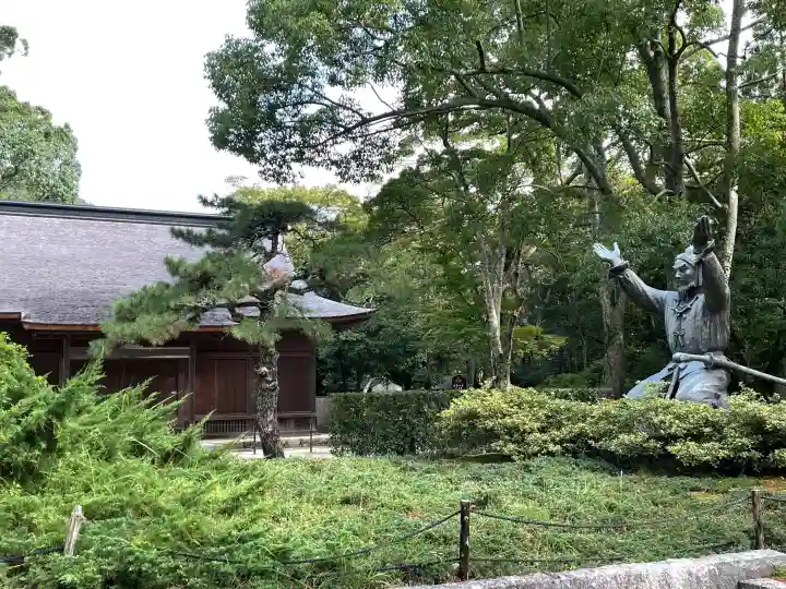 出雲大社の{uncategorized: "未分類", other: "その他", undefined: "問題あり", building: "その他建物", grave: "お墓", sacred_gate: "鳥居", guardian: "狛犬", statue: "像", buddha: "仏像", history: "歴史", nature: "自然", garden: "庭園", animal: "動物", pagoda: "塔", temizu: "手水舎", mountain_gate: "山門・神門", sanctuary: "本殿・本堂", subordinate: "末社・摂社", art: "芸術", scenery: "景色", jizo: "地蔵", ema: "絵馬", goshuin: "御朱印", omikuji: "おみくじ", items: "授与品その他", amulet: "お守り", goshuincho: "御朱印帳", eats: "食事", festival: "お祭り", votive_dance: "神楽", shichigosan: "七五三参", wedding: "結婚式", experience: "体験その他", initially: "初詣", around: "周辺", anti_infection: "感染症対策"}