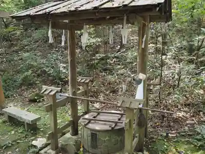 湯神社(彌彦神社末社)の手水舎