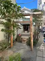 豊島屋稲荷神社の{uncategorized: "未分類", other: "その他", undefined: "問題あり", building: "その他建物", grave: "お墓", sacred_gate: "鳥居", guardian: "狛犬", statue: "像", buddha: "仏像", history: "歴史", nature: "自然", garden: "庭園", animal: "動物", pagoda: "塔", temizu: "手水舎", mountain_gate: "山門・神門", sanctuary: "本殿・本堂", subordinate: "末社・摂社", art: "芸術", scenery: "景色", jizo: "地蔵", ema: "絵馬", goshuin: "御朱印", omikuji: "おみくじ", items: "授与品その他", amulet: "お守り", goshuincho: "御朱印帳", eats: "食事", festival: "お祭り", votive_dance: "神楽", shichigosan: "七五三参", wedding: "結婚式", experience: "体験その他", initially: "初詣", around: "周辺", anti_infection: "感染症対策"}