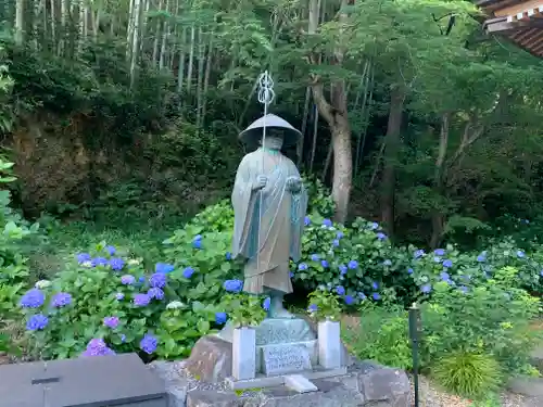 普門寺(切り絵御朱印発祥の寺)の像