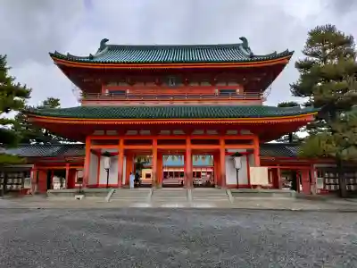 平安神宮の{uncategorized: "未分類", other: "その他", undefined: "問題あり", building: "その他建物", grave: "お墓", sacred_gate: "鳥居", guardian: "狛犬", statue: "像", buddha: "仏像", history: "歴史", nature: "自然", garden: "庭園", animal: "動物", pagoda: "塔", temizu: "手水舎", mountain_gate: "山門・神門", sanctuary: "本殿・本堂", subordinate: "末社・摂社", art: "芸術", scenery: "景色", jizo: "地蔵", ema: "絵馬", goshuin: "御朱印", omikuji: "おみくじ", items: "授与品その他", amulet: "お守り", goshuincho: "御朱印帳", eats: "食事", festival: "お祭り", votive_dance: "神楽", shichigosan: "七五三参", wedding: "結婚式", experience: "体験その他", initially: "初詣", around: "周辺", anti_infection: "感染症対策"}