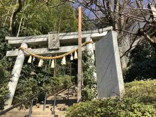 座間神社の鳥居