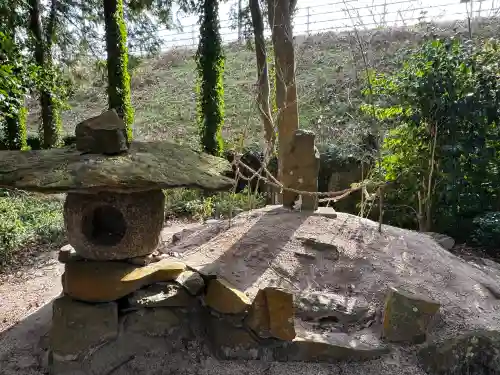 出雲路幸神社の{uncategorized: "未分類", other: "その他", undefined: "問題あり", building: "その他建物", grave: "お墓", sacred_gate: "鳥居", guardian: "狛犬", statue: "像", buddha: "仏像", history: "歴史", nature: "自然", garden: "庭園", animal: "動物", pagoda: "塔", temizu: "手水舎", mountain_gate: "山門・神門", sanctuary: "本殿・本堂", subordinate: "末社・摂社", art: "芸術", scenery: "景色", jizo: "地蔵", ema: "絵馬", goshuin: "御朱印", omikuji: "おみくじ", items: "授与品その他", amulet: "お守り", goshuincho: "御朱印帳", eats: "食事", festival: "お祭り", votive_dance: "神楽", shichigosan: "七五三参", wedding: "結婚式", experience: "体験その他", initially: "初詣", around: "周辺", anti_infection: "感染症対策"}