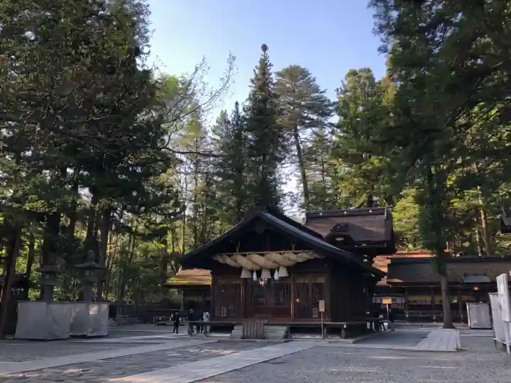 諏訪大社下社春宮の{uncategorized: "未分類", other: "その他", undefined: "問題あり", building: "その他建物", grave: "お墓", sacred_gate: "鳥居", guardian: "狛犬", statue: "像", buddha: "仏像", history: "歴史", nature: "自然", garden: "庭園", animal: "動物", pagoda: "塔", temizu: "手水舎", mountain_gate: "山門・神門", sanctuary: "本殿・本堂", subordinate: "末社・摂社", art: "芸術", scenery: "景色", jizo: "地蔵", ema: "絵馬", goshuin: "御朱印", omikuji: "おみくじ", items: "授与品その他", amulet: "お守り", goshuincho: "御朱印帳", eats: "食事", festival: "お祭り", votive_dance: "神楽", shichigosan: "七五三参", wedding: "結婚式", experience: "体験その他", initially: "初詣", around: "周辺", anti_infection: "感染症対策"}