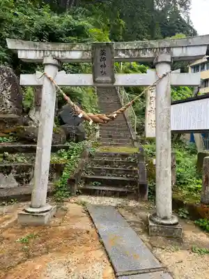 湯坐神社 (薬師神社)の鳥居