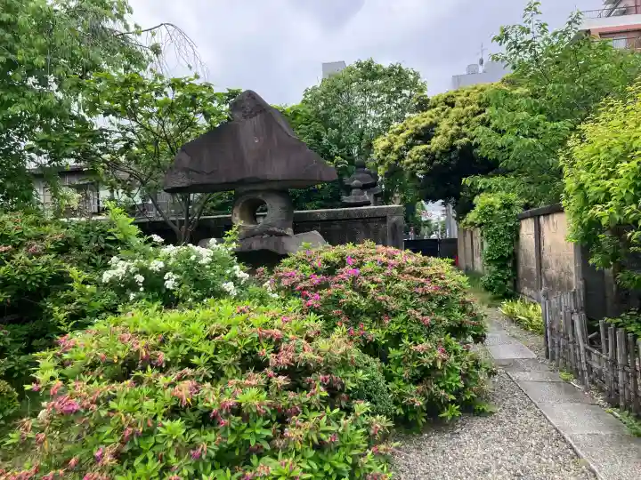 霊巌寺の{uncategorized: "未分類", other: "その他", undefined: "問題あり", building: "その他建物", grave: "お墓", sacred_gate: "鳥居", guardian: "狛犬", statue: "像", buddha: "仏像", history: "歴史", nature: "自然", garden: "庭園", animal: "動物", pagoda: "塔", temizu: "手水舎", mountain_gate: "山門・神門", sanctuary: "本殿・本堂", subordinate: "末社・摂社", art: "芸術", scenery: "景色", jizo: "地蔵", ema: "絵馬", goshuin: "御朱印", omikuji: "おみくじ", items: "授与品その他", amulet: "お守り", goshuincho: "御朱印帳", eats: "食事", festival: "お祭り", votive_dance: "神楽", shichigosan: "七五三参", wedding: "結婚式", experience: "体験その他", initially: "初詣", around: "周辺", anti_infection: "感染症対策"}