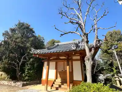 高倉寺の{uncategorized: "未分類", other: "その他", undefined: "問題あり", building: "その他建物", grave: "お墓", sacred_gate: "鳥居", guardian: "狛犬", statue: "像", buddha: "仏像", history: "歴史", nature: "自然", garden: "庭園", animal: "動物", pagoda: "塔", temizu: "手水舎", mountain_gate: "山門・神門", sanctuary: "本殿・本堂", subordinate: "末社・摂社", art: "芸術", scenery: "景色", jizo: "地蔵", ema: "絵馬", goshuin: "御朱印", omikuji: "おみくじ", items: "授与品その他", amulet: "お守り", goshuincho: "御朱印帳", eats: "食事", festival: "お祭り", votive_dance: "神楽", shichigosan: "七五三参", wedding: "結婚式", experience: "体験その他", initially: "初詣", around: "周辺", anti_infection: "感染症対策"}