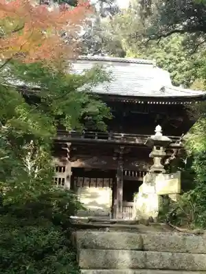 椎尾山薬王院の山門・神門