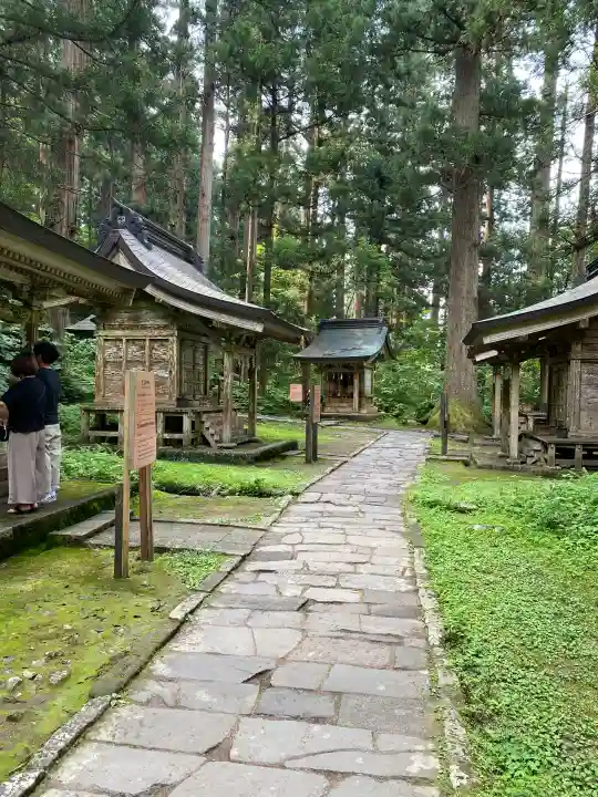 出羽神社(出羽三山神社)~三神合祭殿~の{uncategorized: "未分類", other: "その他", undefined: "問題あり", building: "その他建物", grave: "お墓", sacred_gate: "鳥居", guardian: "狛犬", statue: "像", buddha: "仏像", history: "歴史", nature: "自然", garden: "庭園", animal: "動物", pagoda: "塔", temizu: "手水舎", mountain_gate: "山門・神門", sanctuary: "本殿・本堂", subordinate: "末社・摂社", art: "芸術", scenery: "景色", jizo: "地蔵", ema: "絵馬", goshuin: "御朱印", omikuji: "おみくじ", items: "授与品その他", amulet: "お守り", goshuincho: "御朱印帳", eats: "食事", festival: "お祭り", votive_dance: "神楽", shichigosan: "七五三参", wedding: "結婚式", experience: "体験その他", initially: "初詣", around: "周辺", anti_infection: "感染症対策"}