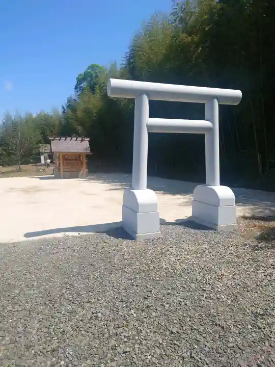百里神社の{uncategorized: "未分類", other: "その他", undefined: "問題あり", building: "その他建物", grave: "お墓", sacred_gate: "鳥居", guardian: "狛犬", statue: "像", buddha: "仏像", history: "歴史", nature: "自然", garden: "庭園", animal: "動物", pagoda: "塔", temizu: "手水舎", mountain_gate: "山門・神門", sanctuary: "本殿・本堂", subordinate: "末社・摂社", art: "芸術", scenery: "景色", jizo: "地蔵", ema: "絵馬", goshuin: "御朱印", omikuji: "おみくじ", items: "授与品その他", amulet: "お守り", goshuincho: "御朱印帳", eats: "食事", festival: "お祭り", votive_dance: "神楽", shichigosan: "七五三参", wedding: "結婚式", experience: "体験その他", initially: "初詣", around: "周辺", anti_infection: "感染症対策"}
