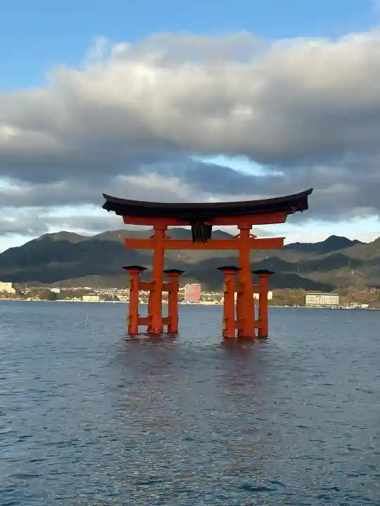 厳島神社の{uncategorized: "未分類", other: "その他", undefined: "問題あり", building: "その他建物", grave: "お墓", sacred_gate: "鳥居", guardian: "狛犬", statue: "像", buddha: "仏像", history: "歴史", nature: "自然", garden: "庭園", animal: "動物", pagoda: "塔", temizu: "手水舎", mountain_gate: "山門・神門", sanctuary: "本殿・本堂", subordinate: "末社・摂社", art: "芸術", scenery: "景色", jizo: "地蔵", ema: "絵馬", goshuin: "御朱印", omikuji: "おみくじ", items: "授与品その他", amulet: "お守り", goshuincho: "御朱印帳", eats: "食事", festival: "お祭り", votive_dance: "神楽", shichigosan: "七五三参", wedding: "結婚式", experience: "体験その他", initially: "初詣", around: "周辺", anti_infection: "感染症対策"}