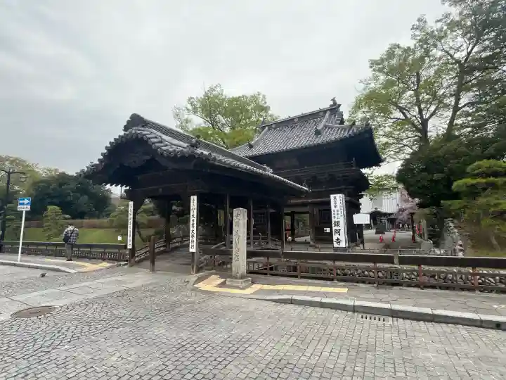 鑁阿寺の{uncategorized: "未分類", other: "その他", undefined: "問題あり", building: "その他建物", grave: "お墓", sacred_gate: "鳥居", guardian: "狛犬", statue: "像", buddha: "仏像", history: "歴史", nature: "自然", garden: "庭園", animal: "動物", pagoda: "塔", temizu: "手水舎", mountain_gate: "山門・神門", sanctuary: "本殿・本堂", subordinate: "末社・摂社", art: "芸術", scenery: "景色", jizo: "地蔵", ema: "絵馬", goshuin: "御朱印", omikuji: "おみくじ", items: "授与品その他", amulet: "お守り", goshuincho: "御朱印帳", eats: "食事", festival: "お祭り", votive_dance: "神楽", shichigosan: "七五三参", wedding: "結婚式", experience: "体験その他", initially: "初詣", around: "周辺", anti_infection: "感染症対策"}