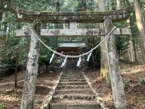 賀蘇山神社の{uncategorized: "未分類", other: "その他", undefined: "問題あり", building: "その他建物", grave: "お墓", sacred_gate: "鳥居", guardian: "狛犬", statue: "像", buddha: "仏像", history: "歴史", nature: "自然", garden: "庭園", animal: "動物", pagoda: "塔", temizu: "手水舎", mountain_gate: "山門・神門", sanctuary: "本殿・本堂", subordinate: "末社・摂社", art: "芸術", scenery: "景色", jizo: "地蔵", ema: "絵馬", goshuin: "御朱印", omikuji: "おみくじ", items: "授与品その他", amulet: "お守り", goshuincho: "御朱印帳", eats: "食事", festival: "お祭り", votive_dance: "神楽", shichigosan: "七五三参", wedding: "結婚式", experience: "体験その他", initially: "初詣", around: "周辺", anti_infection: "感染症対策"}