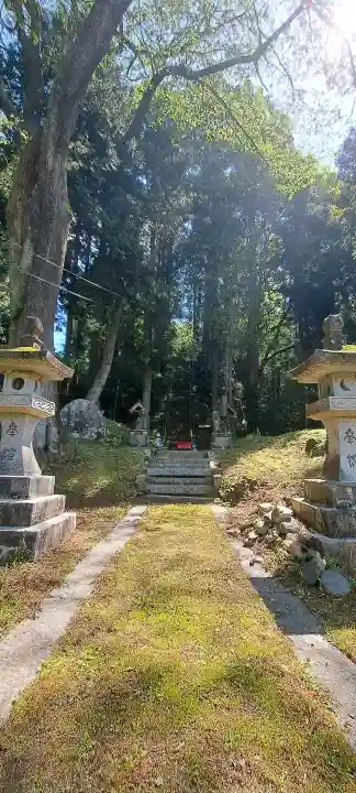熊野神社の{uncategorized: "未分類", other: "その他", undefined: "問題あり", building: "その他建物", grave: "お墓", sacred_gate: "鳥居", guardian: "狛犬", statue: "像", buddha: "仏像", history: "歴史", nature: "自然", garden: "庭園", animal: "動物", pagoda: "塔", temizu: "手水舎", mountain_gate: "山門・神門", sanctuary: "本殿・本堂", subordinate: "末社・摂社", art: "芸術", scenery: "景色", jizo: "地蔵", ema: "絵馬", goshuin: "御朱印", omikuji: "おみくじ", items: "授与品その他", amulet: "お守り", goshuincho: "御朱印帳", eats: "食事", festival: "お祭り", votive_dance: "神楽", shichigosan: "七五三参", wedding: "結婚式", experience: "体験その他", initially: "初詣", around: "周辺", anti_infection: "感染症対策"}