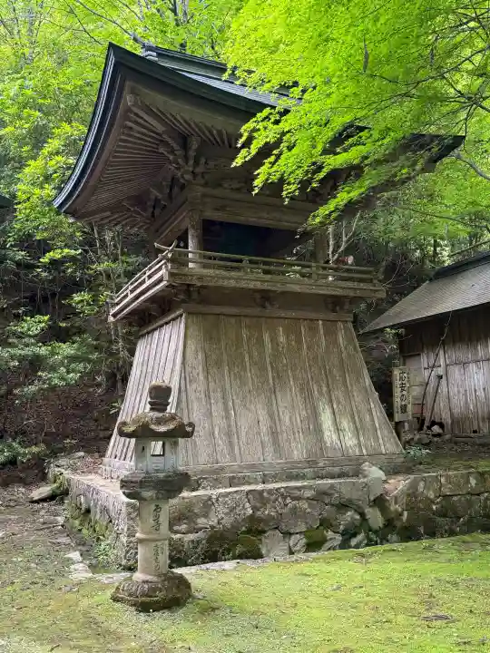 瑠璃寺の{uncategorized: "未分類", other: "その他", undefined: "問題あり", building: "その他建物", grave: "お墓", sacred_gate: "鳥居", guardian: "狛犬", statue: "像", buddha: "仏像", history: "歴史", nature: "自然", garden: "庭園", animal: "動物", pagoda: "塔", temizu: "手水舎", mountain_gate: "山門・神門", sanctuary: "本殿・本堂", subordinate: "末社・摂社", art: "芸術", scenery: "景色", jizo: "地蔵", ema: "絵馬", goshuin: "御朱印", omikuji: "おみくじ", items: "授与品その他", amulet: "お守り", goshuincho: "御朱印帳", eats: "食事", festival: "お祭り", votive_dance: "神楽", shichigosan: "七五三参", wedding: "結婚式", experience: "体験その他", initially: "初詣", around: "周辺", anti_infection: "感染症対策"}