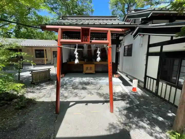 新屋山神社の{uncategorized: "未分類", other: "その他", undefined: "問題あり", building: "その他建物", grave: "お墓", sacred_gate: "鳥居", guardian: "狛犬", statue: "像", buddha: "仏像", history: "歴史", nature: "自然", garden: "庭園", animal: "動物", pagoda: "塔", temizu: "手水舎", mountain_gate: "山門・神門", sanctuary: "本殿・本堂", subordinate: "末社・摂社", art: "芸術", scenery: "景色", jizo: "地蔵", ema: "絵馬", goshuin: "御朱印", omikuji: "おみくじ", items: "授与品その他", amulet: "お守り", goshuincho: "御朱印帳", eats: "食事", festival: "お祭り", votive_dance: "神楽", shichigosan: "七五三参", wedding: "結婚式", experience: "体験その他", initially: "初詣", around: "周辺", anti_infection: "感染症対策"}
