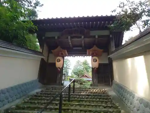 目の霊山　油山寺の山門