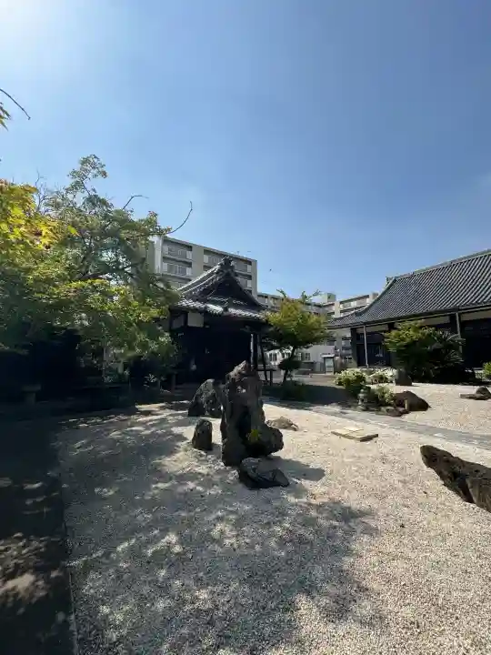 霊光院の{uncategorized: "未分類", other: "その他", undefined: "問題あり", building: "その他建物", grave: "お墓", sacred_gate: "鳥居", guardian: "狛犬", statue: "像", buddha: "仏像", history: "歴史", nature: "自然", garden: "庭園", animal: "動物", pagoda: "塔", temizu: "手水舎", mountain_gate: "山門・神門", sanctuary: "本殿・本堂", subordinate: "末社・摂社", art: "芸術", scenery: "景色", jizo: "地蔵", ema: "絵馬", goshuin: "御朱印", omikuji: "おみくじ", items: "授与品その他", amulet: "お守り", goshuincho: "御朱印帳", eats: "食事", festival: "お祭り", votive_dance: "神楽", shichigosan: "七五三参", wedding: "結婚式", experience: "体験その他", initially: "初詣", around: "周辺", anti_infection: "感染症対策"}