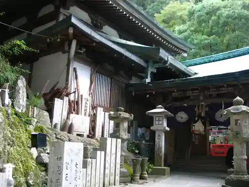 大本山七宝瀧寺の本殿・本堂