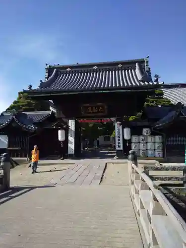 善光寺大勧進の山門