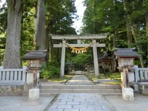 雄山神社中宮祈願殿の鳥居