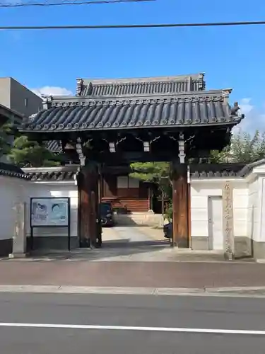 願成寺の山門