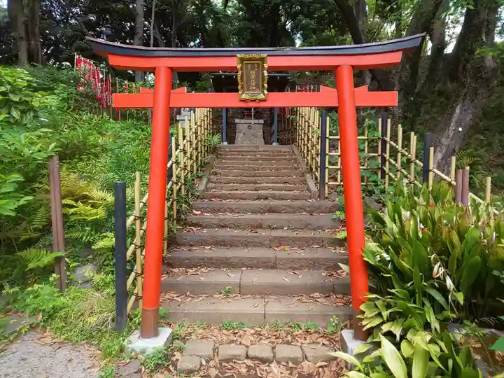円山随身稲荷大明神の鳥居