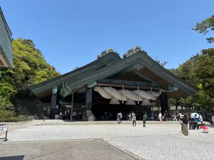 出雲大社神楽殿の{uncategorized: "未分類", other: "その他", undefined: "問題あり", building: "その他建物", grave: "お墓", sacred_gate: "鳥居", guardian: "狛犬", statue: "像", buddha: "仏像", history: "歴史", nature: "自然", garden: "庭園", animal: "動物", pagoda: "塔", temizu: "手水舎", mountain_gate: "山門・神門", sanctuary: "本殿・本堂", subordinate: "末社・摂社", art: "芸術", scenery: "景色", jizo: "地蔵", ema: "絵馬", goshuin: "御朱印", omikuji: "おみくじ", items: "授与品その他", amulet: "お守り", goshuincho: "御朱印帳", eats: "食事", festival: "お祭り", votive_dance: "神楽", shichigosan: "七五三参", wedding: "結婚式", experience: "体験その他", initially: "初詣", around: "周辺", anti_infection: "感染症対策"}