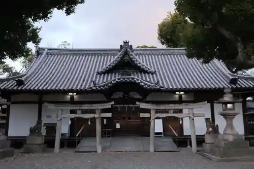 泉穴師神社の本殿