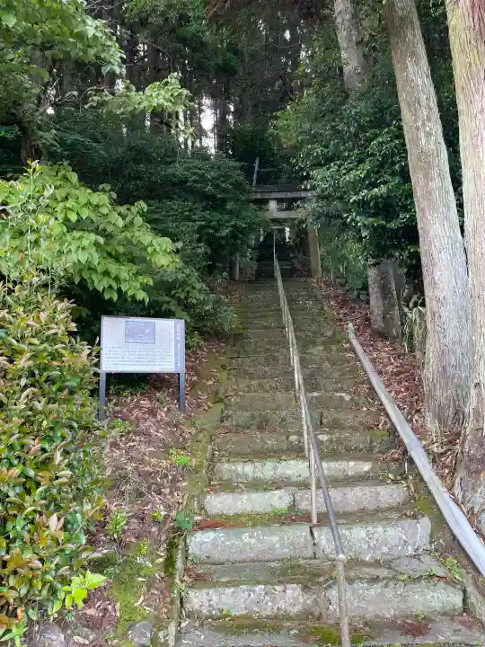 霧島神社の{uncategorized: "未分類", other: "その他", undefined: "問題あり", building: "その他建物", grave: "お墓", sacred_gate: "鳥居", guardian: "狛犬", statue: "像", buddha: "仏像", history: "歴史", nature: "自然", garden: "庭園", animal: "動物", pagoda: "塔", temizu: "手水舎", mountain_gate: "山門・神門", sanctuary: "本殿・本堂", subordinate: "末社・摂社", art: "芸術", scenery: "景色", jizo: "地蔵", ema: "絵馬", goshuin: "御朱印", omikuji: "おみくじ", items: "授与品その他", amulet: "お守り", goshuincho: "御朱印帳", eats: "食事", festival: "お祭り", votive_dance: "神楽", shichigosan: "七五三参", wedding: "結婚式", experience: "体験その他", initially: "初詣", around: "周辺", anti_infection: "感染症対策"}