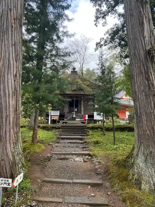 達谷西光寺の本殿・本堂