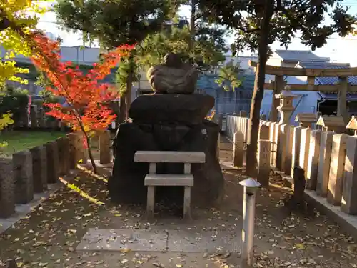 鴨高田神社の像