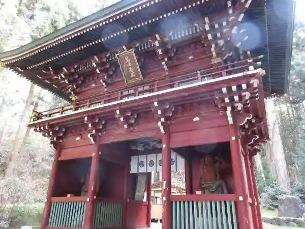 御岩神社の山門・神門