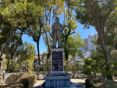 鶴羽根神社の{uncategorized: "未分類", other: "その他", undefined: "問題あり", building: "その他建物", grave: "お墓", sacred_gate: "鳥居", guardian: "狛犬", statue: "像", buddha: "仏像", history: "歴史", nature: "自然", garden: "庭園", animal: "動物", pagoda: "塔", temizu: "手水舎", mountain_gate: "山門・神門", sanctuary: "本殿・本堂", subordinate: "末社・摂社", art: "芸術", scenery: "景色", jizo: "地蔵", ema: "絵馬", goshuin: "御朱印", omikuji: "おみくじ", items: "授与品その他", amulet: "お守り", goshuincho: "御朱印帳", eats: "食事", festival: "お祭り", votive_dance: "神楽", shichigosan: "七五三参", wedding: "結婚式", experience: "体験その他", initially: "初詣", around: "周辺", anti_infection: "感染症対策"}