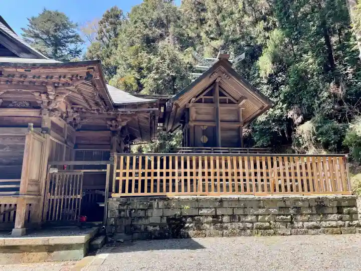 與瀬神社(与瀬神社)の{uncategorized: "未分類", other: "その他", undefined: "問題あり", building: "その他建物", grave: "お墓", sacred_gate: "鳥居", guardian: "狛犬", statue: "像", buddha: "仏像", history: "歴史", nature: "自然", garden: "庭園", animal: "動物", pagoda: "塔", temizu: "手水舎", mountain_gate: "山門・神門", sanctuary: "本殿・本堂", subordinate: "末社・摂社", art: "芸術", scenery: "景色", jizo: "地蔵", ema: "絵馬", goshuin: "御朱印", omikuji: "おみくじ", items: "授与品その他", amulet: "お守り", goshuincho: "御朱印帳", eats: "食事", festival: "お祭り", votive_dance: "神楽", shichigosan: "七五三参", wedding: "結婚式", experience: "体験その他", initially: "初詣", around: "周辺", anti_infection: "感染症対策"}