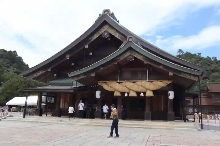 出雲大社の{uncategorized: "未分類", other: "その他", undefined: "問題あり", building: "その他建物", grave: "お墓", sacred_gate: "鳥居", guardian: "狛犬", statue: "像", buddha: "仏像", history: "歴史", nature: "自然", garden: "庭園", animal: "動物", pagoda: "塔", temizu: "手水舎", mountain_gate: "山門・神門", sanctuary: "本殿・本堂", subordinate: "末社・摂社", art: "芸術", scenery: "景色", jizo: "地蔵", ema: "絵馬", goshuin: "御朱印", omikuji: "おみくじ", items: "授与品その他", amulet: "お守り", goshuincho: "御朱印帳", eats: "食事", festival: "お祭り", votive_dance: "神楽", shichigosan: "七五三参", wedding: "結婚式", experience: "体験その他", initially: "初詣", around: "周辺", anti_infection: "感染症対策"}