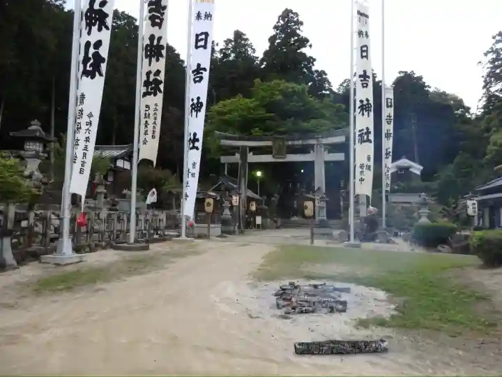 日吉神社(勝野)の{uncategorized: "未分類", other: "その他", undefined: "問題あり", building: "その他建物", grave: "お墓", sacred_gate: "鳥居", guardian: "狛犬", statue: "像", buddha: "仏像", history: "歴史", nature: "自然", garden: "庭園", animal: "動物", pagoda: "塔", temizu: "手水舎", mountain_gate: "山門・神門", sanctuary: "本殿・本堂", subordinate: "末社・摂社", art: "芸術", scenery: "景色", jizo: "地蔵", ema: "絵馬", goshuin: "御朱印", omikuji: "おみくじ", items: "授与品その他", amulet: "お守り", goshuincho: "御朱印帳", eats: "食事", festival: "お祭り", votive_dance: "神楽", shichigosan: "七五三参", wedding: "結婚式", experience: "体験その他", initially: "初詣", around: "周辺", anti_infection: "感染症対策"}