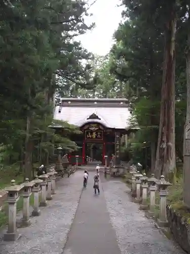 三峯神社の山門