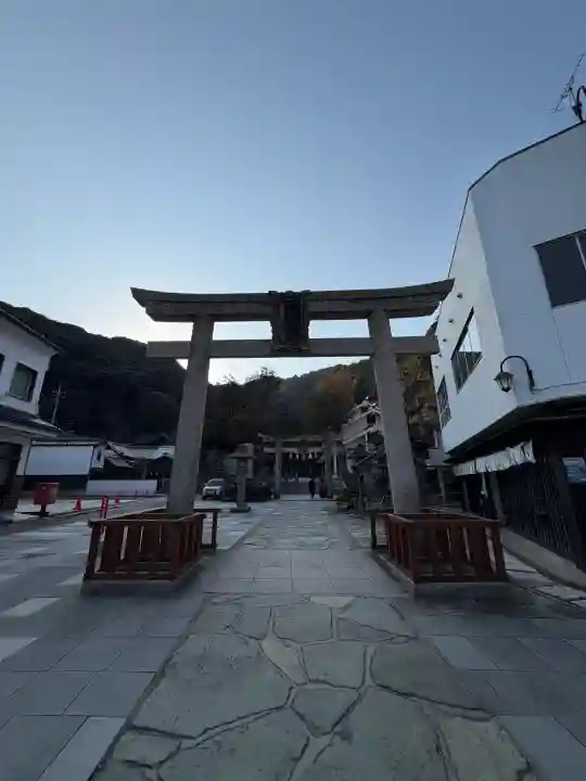 美保神社の{uncategorized: "未分類", other: "その他", undefined: "問題あり", building: "その他建物", grave: "お墓", sacred_gate: "鳥居", guardian: "狛犬", statue: "像", buddha: "仏像", history: "歴史", nature: "自然", garden: "庭園", animal: "動物", pagoda: "塔", temizu: "手水舎", mountain_gate: "山門・神門", sanctuary: "本殿・本堂", subordinate: "末社・摂社", art: "芸術", scenery: "景色", jizo: "地蔵", ema: "絵馬", goshuin: "御朱印", omikuji: "おみくじ", items: "授与品その他", amulet: "お守り", goshuincho: "御朱印帳", eats: "食事", festival: "お祭り", votive_dance: "神楽", shichigosan: "七五三参", wedding: "結婚式", experience: "体験その他", initially: "初詣", around: "周辺", anti_infection: "感染症対策"}