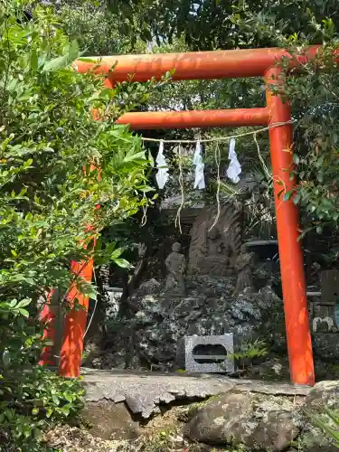 横浜御嶽神社の{uncategorized: "未分類", other: "その他", undefined: "問題あり", building: "その他建物", grave: "お墓", sacred_gate: "鳥居", guardian: "狛犬", statue: "像", buddha: "仏像", history: "歴史", nature: "自然", garden: "庭園", animal: "動物", pagoda: "塔", temizu: "手水舎", mountain_gate: "山門・神門", sanctuary: "本殿・本堂", subordinate: "末社・摂社", art: "芸術", scenery: "景色", jizo: "地蔵", ema: "絵馬", goshuin: "御朱印", omikuji: "おみくじ", items: "授与品その他", amulet: "お守り", goshuincho: "御朱印帳", eats: "食事", festival: "お祭り", votive_dance: "神楽", shichigosan: "七五三参", wedding: "結婚式", experience: "体験その他", initially: "初詣", around: "周辺", anti_infection: "感染症対策"}