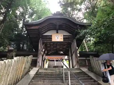 往馬坐伊古麻都比古神社の山門・神門