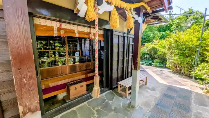 横浜御嶽神社の{uncategorized: "未分類", other: "その他", undefined: "問題あり", building: "その他建物", grave: "お墓", sacred_gate: "鳥居", guardian: "狛犬", statue: "像", buddha: "仏像", history: "歴史", nature: "自然", garden: "庭園", animal: "動物", pagoda: "塔", temizu: "手水舎", mountain_gate: "山門・神門", sanctuary: "本殿・本堂", subordinate: "末社・摂社", art: "芸術", scenery: "景色", jizo: "地蔵", ema: "絵馬", goshuin: "御朱印", omikuji: "おみくじ", items: "授与品その他", amulet: "お守り", goshuincho: "御朱印帳", eats: "食事", festival: "お祭り", votive_dance: "神楽", shichigosan: "七五三参", wedding: "結婚式", experience: "体験その他", initially: "初詣", around: "周辺", anti_infection: "感染症対策"}