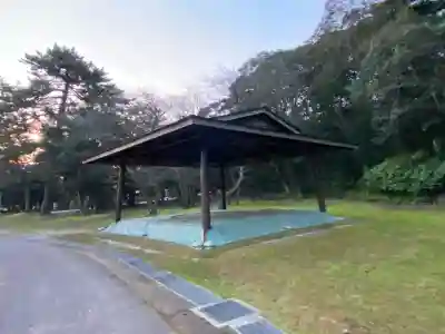 出雲大社の{uncategorized: "未分類", other: "その他", undefined: "問題あり", building: "その他建物", grave: "お墓", sacred_gate: "鳥居", guardian: "狛犬", statue: "像", buddha: "仏像", history: "歴史", nature: "自然", garden: "庭園", animal: "動物", pagoda: "塔", temizu: "手水舎", mountain_gate: "山門・神門", sanctuary: "本殿・本堂", subordinate: "末社・摂社", art: "芸術", scenery: "景色", jizo: "地蔵", ema: "絵馬", goshuin: "御朱印", omikuji: "おみくじ", items: "授与品その他", amulet: "お守り", goshuincho: "御朱印帳", eats: "食事", festival: "お祭り", votive_dance: "神楽", shichigosan: "七五三参", wedding: "結婚式", experience: "体験その他", initially: "初詣", around: "周辺", anti_infection: "感染症対策"}