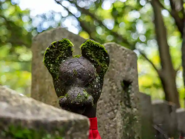 伏見稲荷大社三ノ峰(下之社神蹟・白菊大神)の{uncategorized: "未分類", other: "その他", undefined: "問題あり", building: "その他建物", grave: "お墓", sacred_gate: "鳥居", guardian: "狛犬", statue: "像", buddha: "仏像", history: "歴史", nature: "自然", garden: "庭園", animal: "動物", pagoda: "塔", temizu: "手水舎", mountain_gate: "山門・神門", sanctuary: "本殿・本堂", subordinate: "末社・摂社", art: "芸術", scenery: "景色", jizo: "地蔵", ema: "絵馬", goshuin: "御朱印", omikuji: "おみくじ", items: "授与品その他", amulet: "お守り", goshuincho: "御朱印帳", eats: "食事", festival: "お祭り", votive_dance: "神楽", shichigosan: "七五三参", wedding: "結婚式", experience: "体験その他", initially: "初詣", around: "周辺", anti_infection: "感染症対策"}