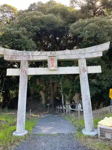 多鯰ヶ池弁天宮の鳥居