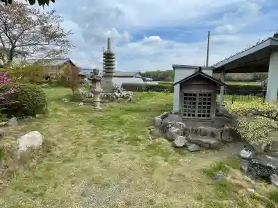 長徳寺の{uncategorized: "未分類", other: "その他", undefined: "問題あり", building: "その他建物", grave: "お墓", sacred_gate: "鳥居", guardian: "狛犬", statue: "像", buddha: "仏像", history: "歴史", nature: "自然", garden: "庭園", animal: "動物", pagoda: "塔", temizu: "手水舎", mountain_gate: "山門・神門", sanctuary: "本殿・本堂", subordinate: "末社・摂社", art: "芸術", scenery: "景色", jizo: "地蔵", ema: "絵馬", goshuin: "御朱印", omikuji: "おみくじ", items: "授与品その他", amulet: "お守り", goshuincho: "御朱印帳", eats: "食事", festival: "お祭り", votive_dance: "神楽", shichigosan: "七五三参", wedding: "結婚式", experience: "体験その他", initially: "初詣", around: "周辺", anti_infection: "感染症対策"}